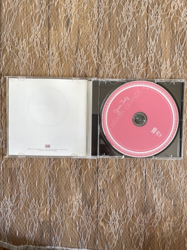 アリアナ・グランデ　ユアーズ・トゥルーリー(初回限定版)CD